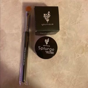 Cream eye shadow with its cream eye shadow brush